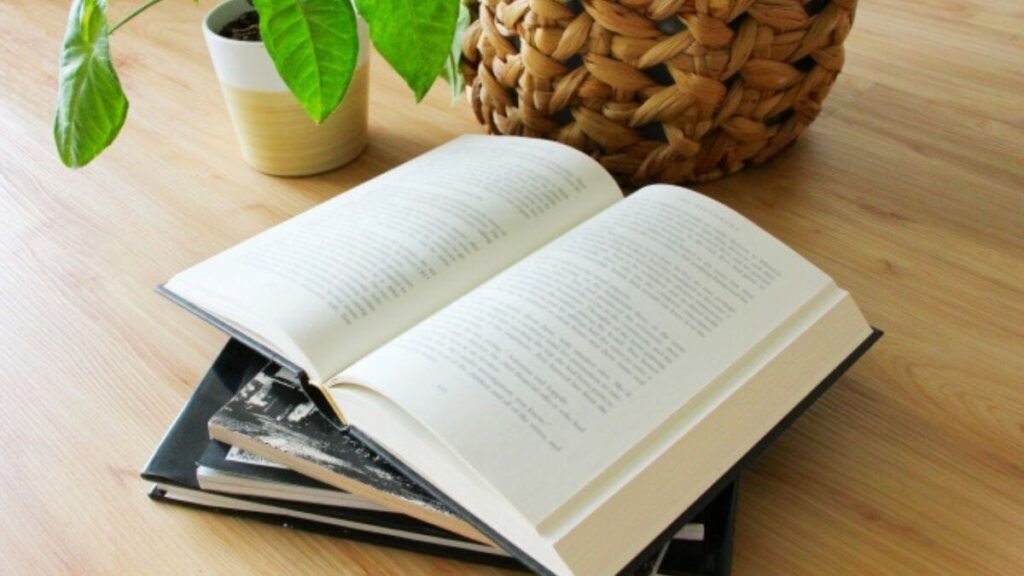 机の上に置かれた本の山