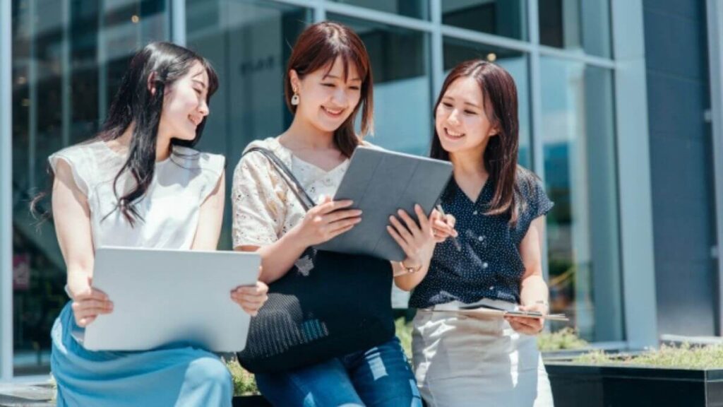 3人で仲良く会話をする若い女性たち