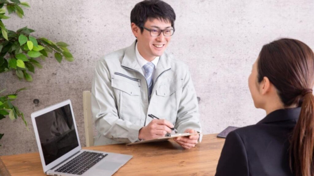 従業員の話を聞く女性の心理カウンセラー