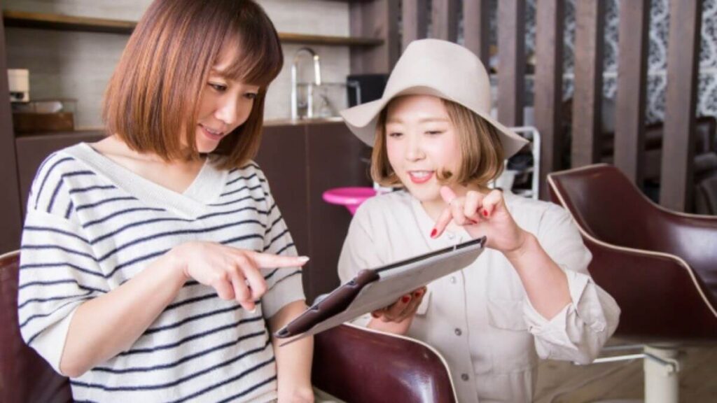 お客さんときちんとしたコミュニケーションをとる女性