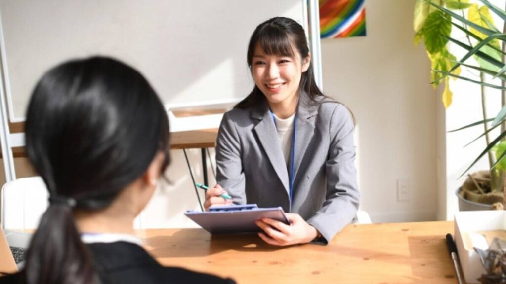 悩み相談を受けるスーツ姿の若い女性