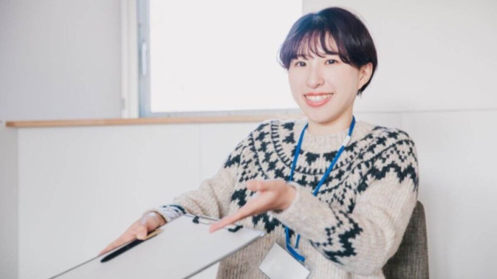 笑顔で悩み相談を聞く女性カウンセラー