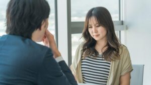 気を使いすぎて疲れることについて書いた記事のアイキャッチ画像