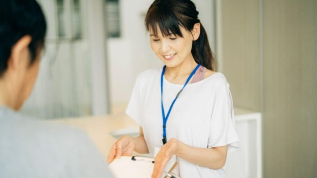 男性相談者に説明するカウンセラーの女性