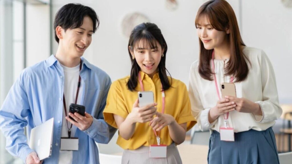 笑顔で談笑する若者3人