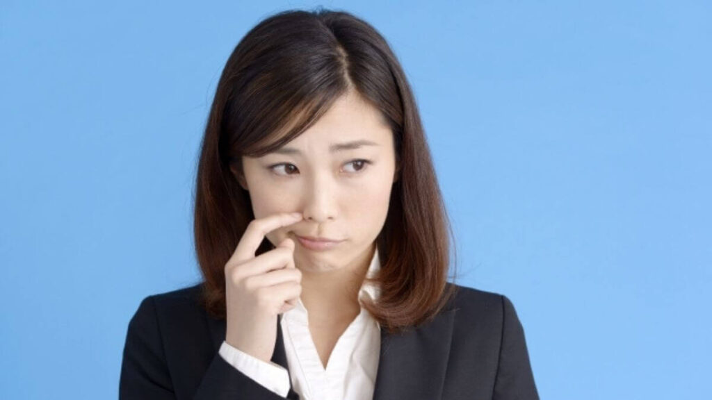 難しそうな顔をするスーツ姿の女性