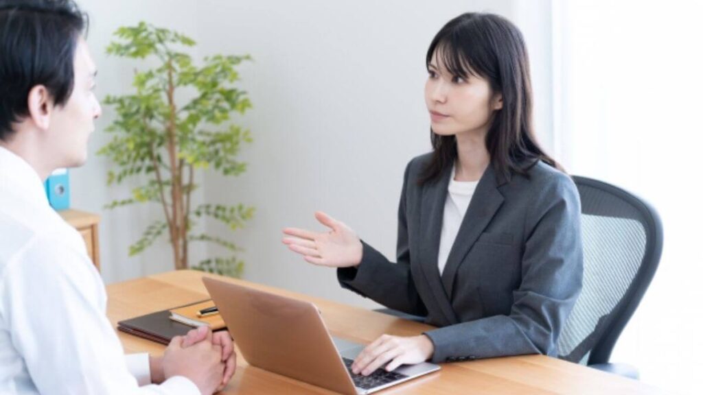 男性相談者の話を聞く女性カウンセラー