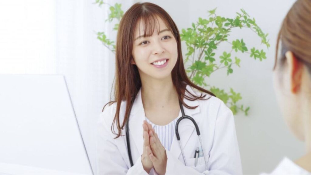 笑顔で相談者が話すのを聞く若いカウンセラー