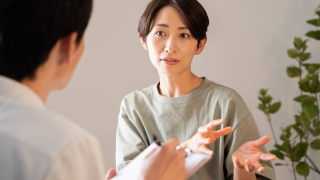 男性カウンセラーに相談するミドルの女性