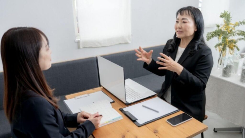 女性の相談者に向かって説明をするカウンセラー