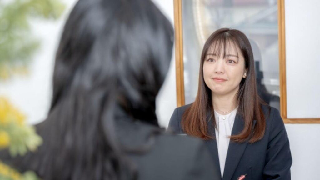 相談者の話を真剣に聞く女性のカウンセラー