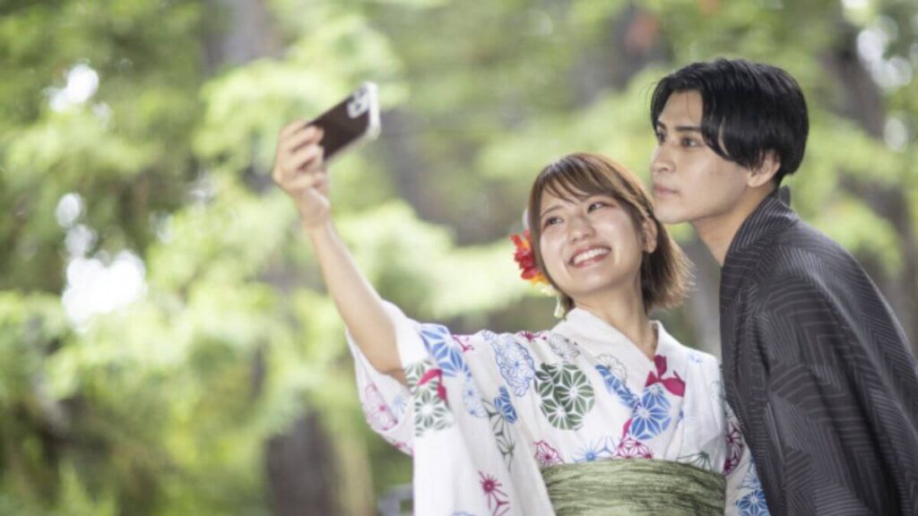 仲良くスマホで写真を撮る男女
