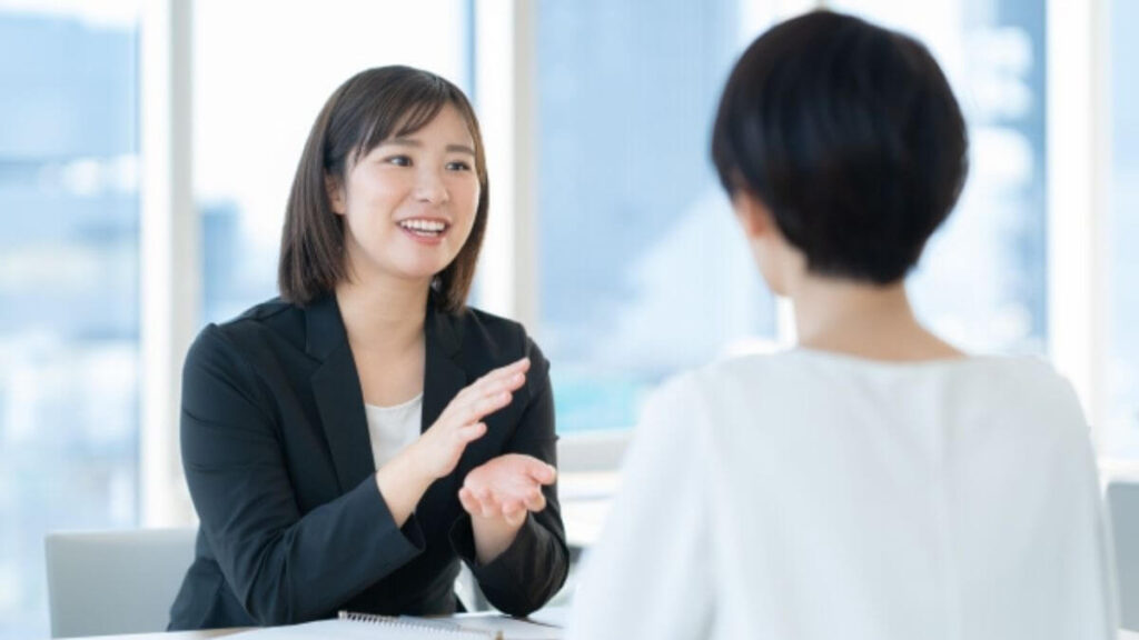 相談者に対して笑顔で丁寧に話す女性カウンセラー