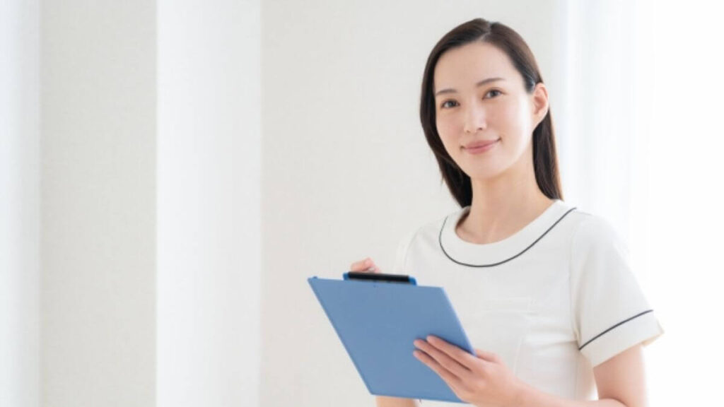 バインダーを持つカウンセラーの女性
