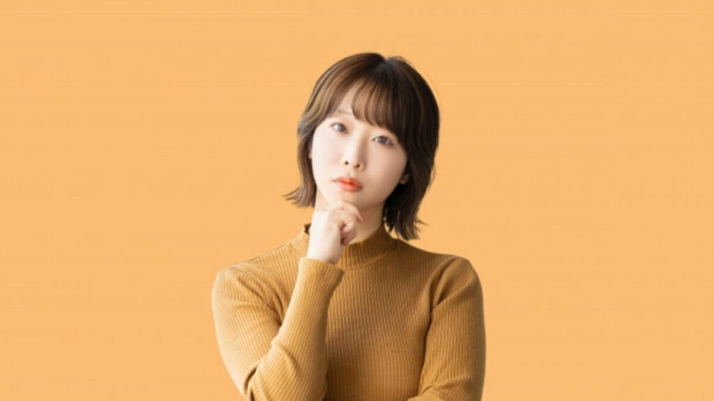 疑問を感じ首を傾げる若い女性