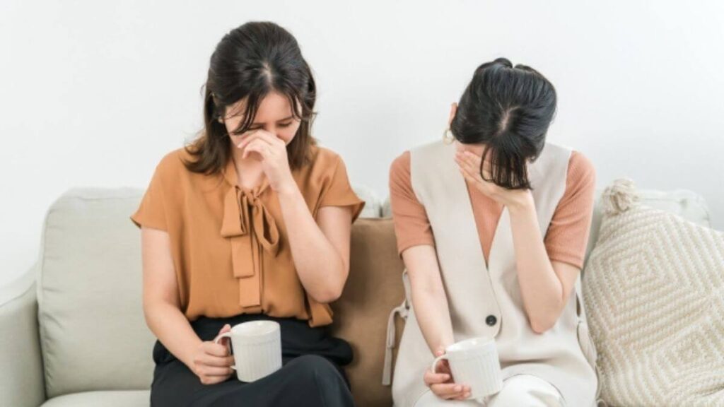 落ち込む若い女性2人