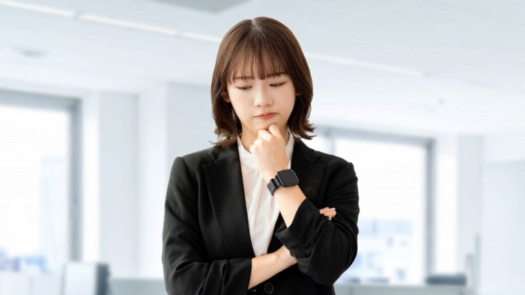 疑問を感じ考えるスーツ姿の若い女性
