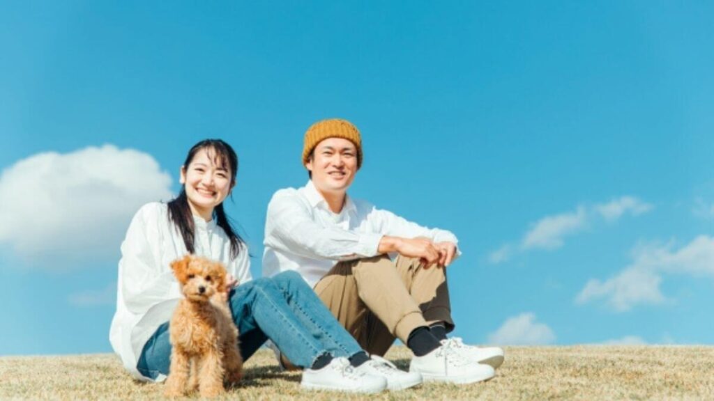 晴天の公園で仲良く過ごす男女