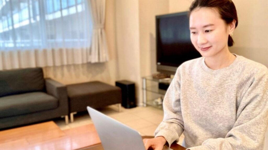 笑顔でパソコン作業をする女性