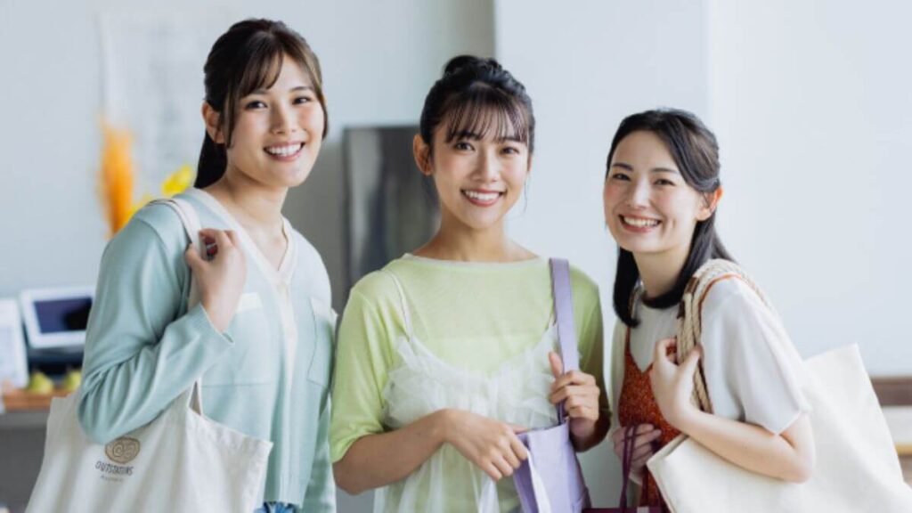 仲良く買い物に行く女性3人組