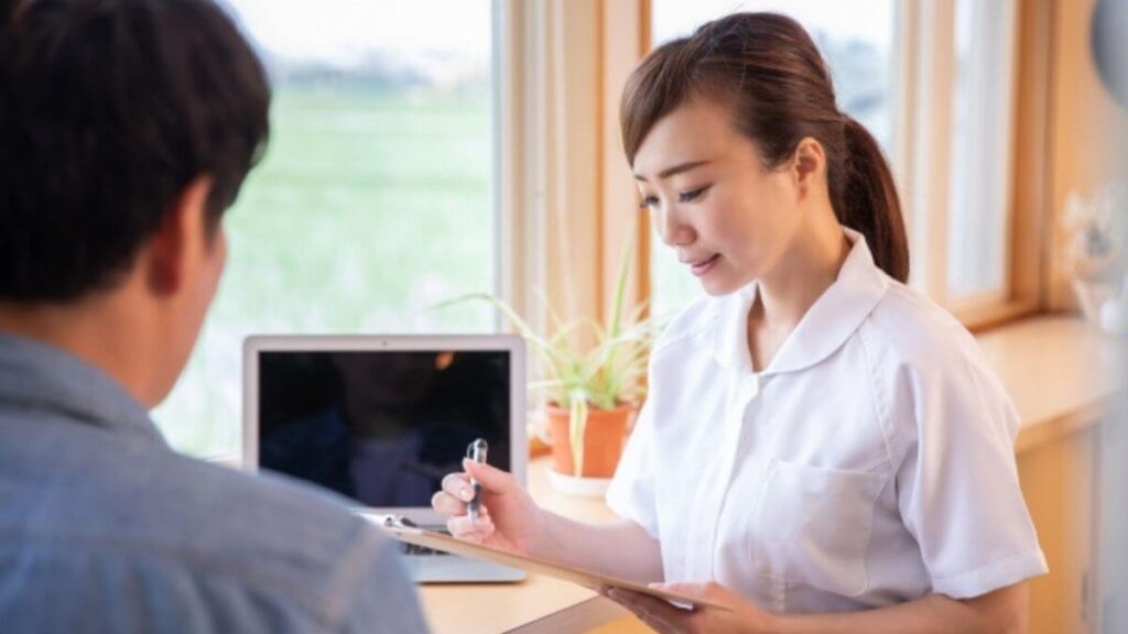 男性相談者をカウンセリングする女性カウンセラー