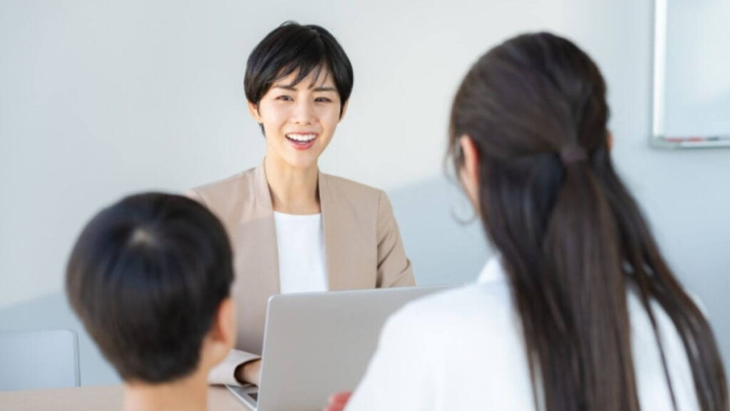 三者面談を行う女性のスクールカウンセラー