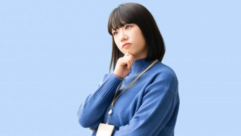 あごに指をかけ疑問を感じる若い女性