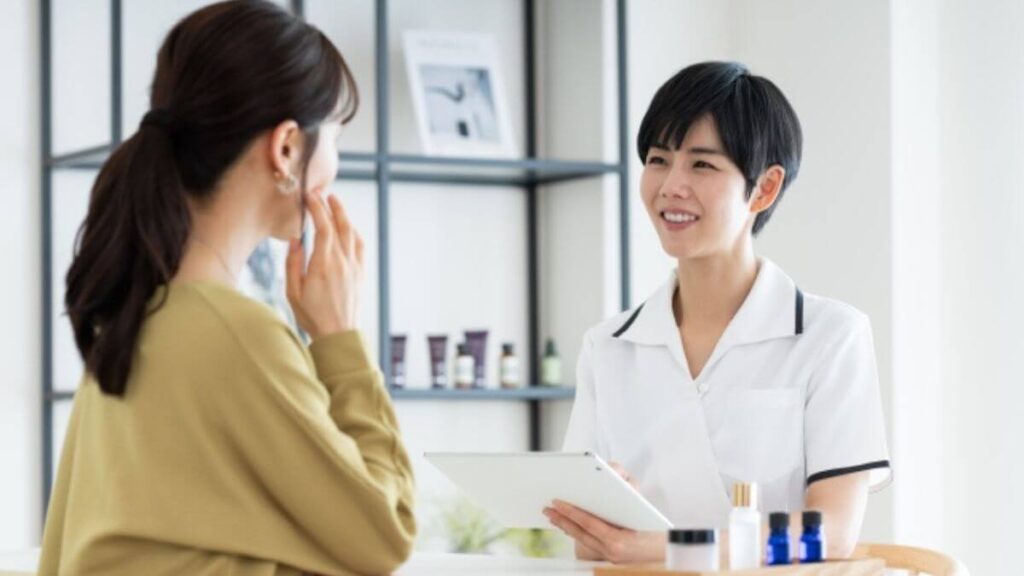 笑顔の心理カウンセラーに相談する女性