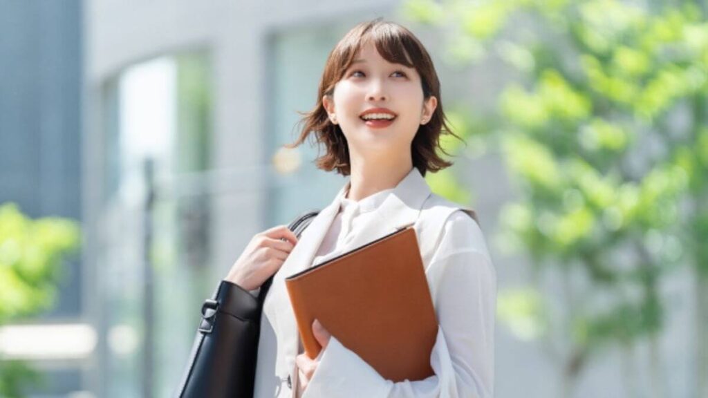 書類を持ち笑顔の若い女性