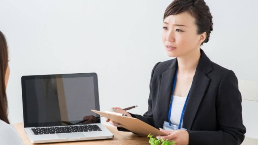 相談者の話を真剣に聞く女性のカウンセラー