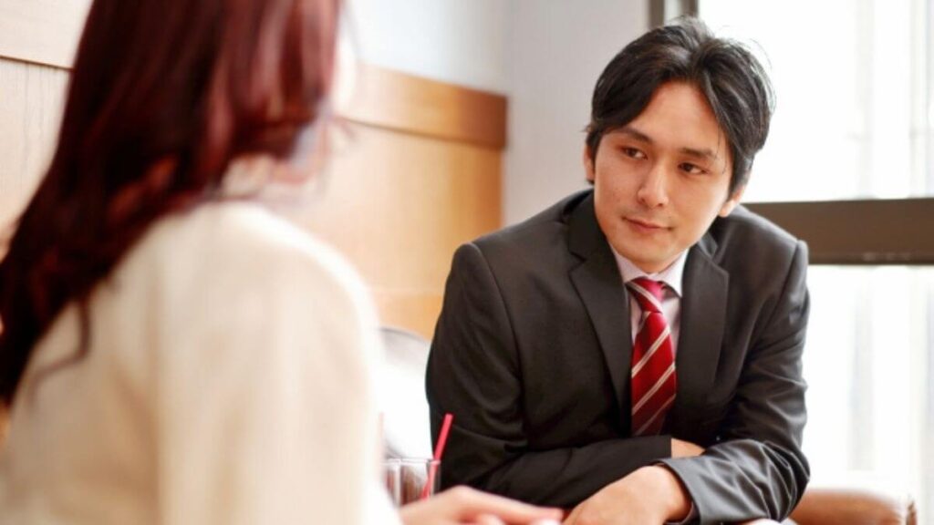 女性の相談を受けるスーツ姿の男性