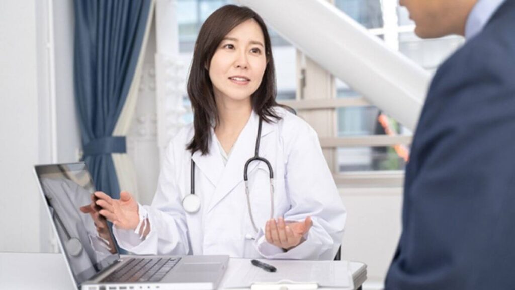 相談者に説明をする女性のカウンセラー