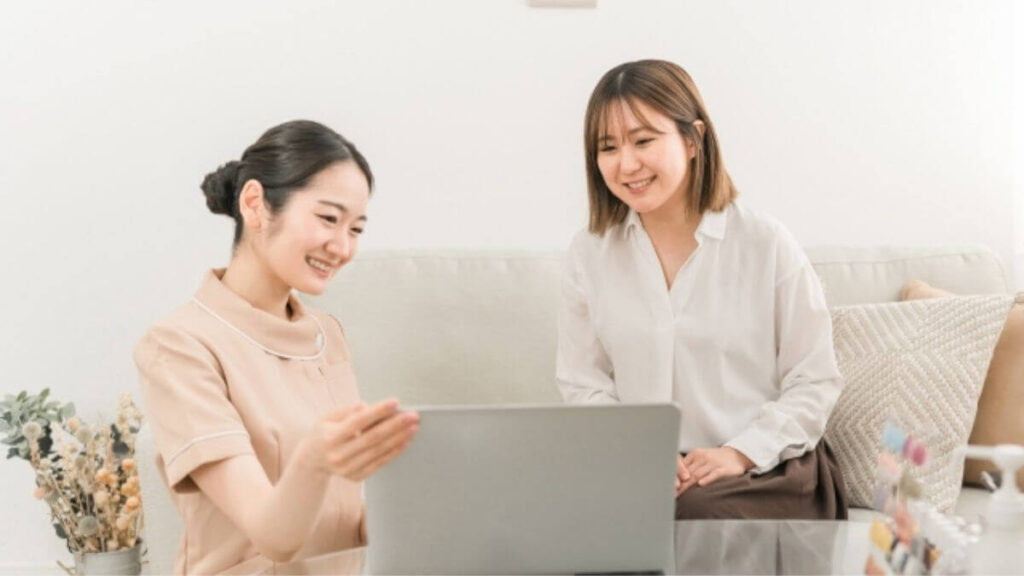 女性客の相談に乗る女性のセラピスト