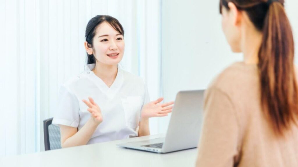 相談者に丁寧に説明する女性のカウンセラー