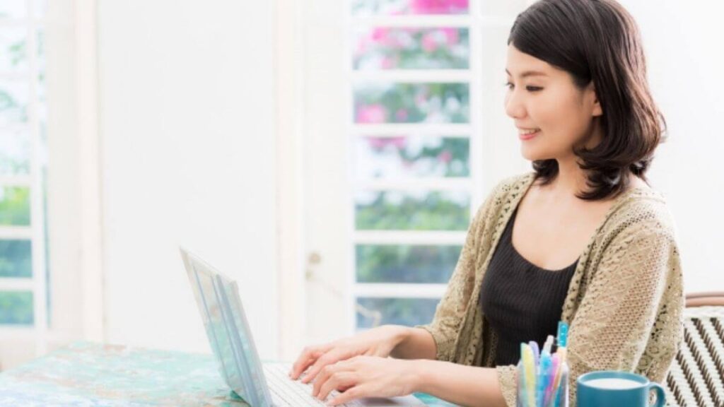 自宅でカウンセリングの仕事をする若い女性