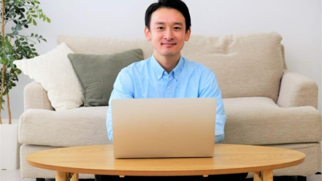 笑顔でパソコン仕事をする男性