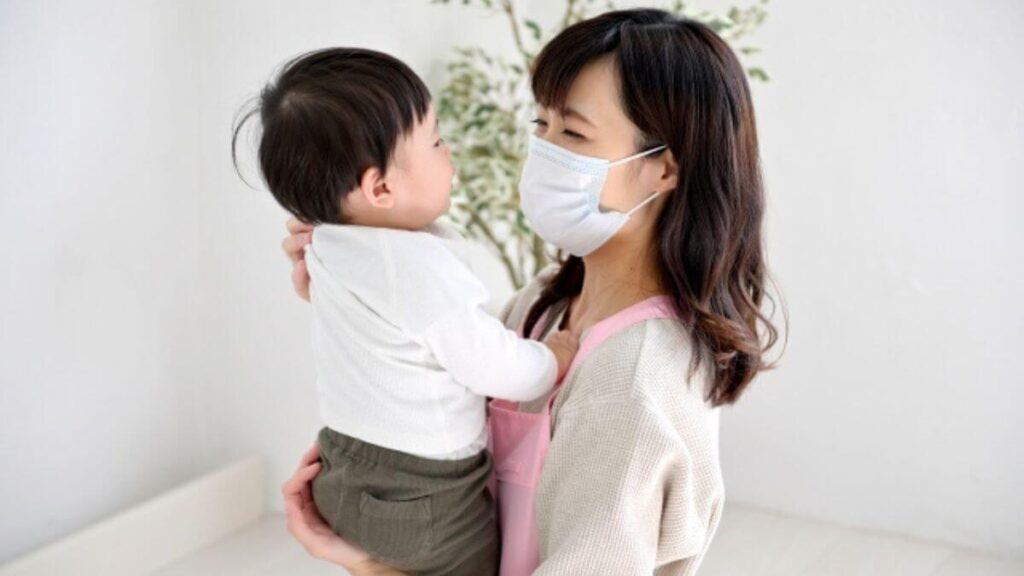 明るい表情で子供をあやす女性