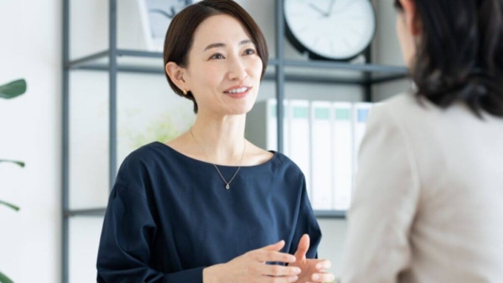 カウンセラーに話をする女性