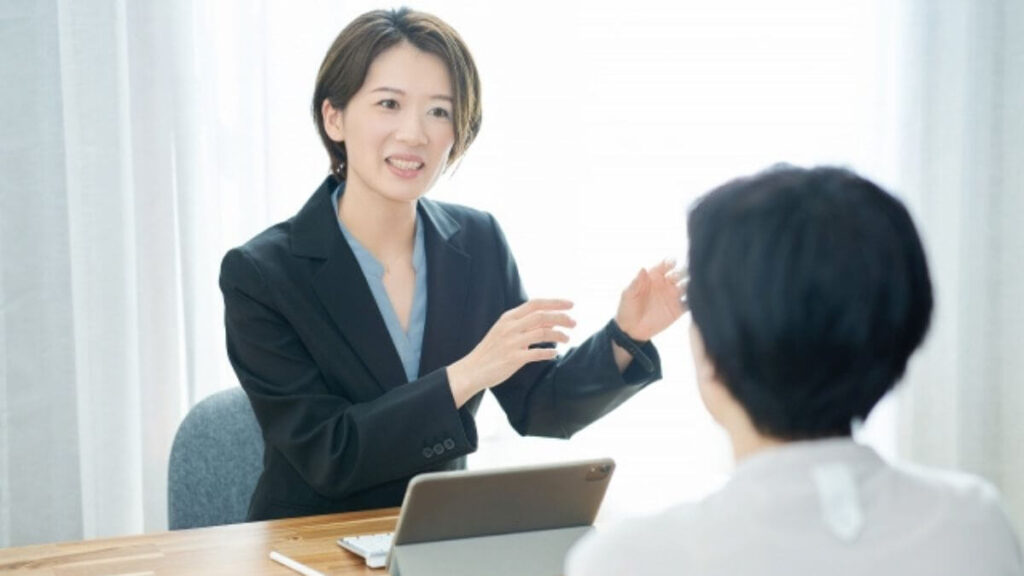 同僚に悩みを相談するスーツ姿のキャリアウーマン