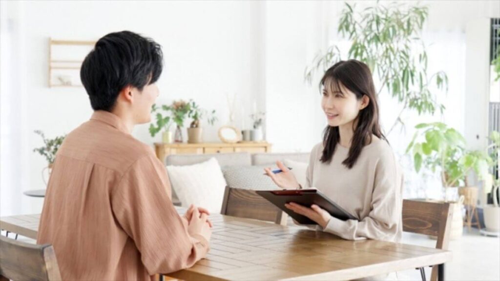 女性カウンセラーに相談する若い男性