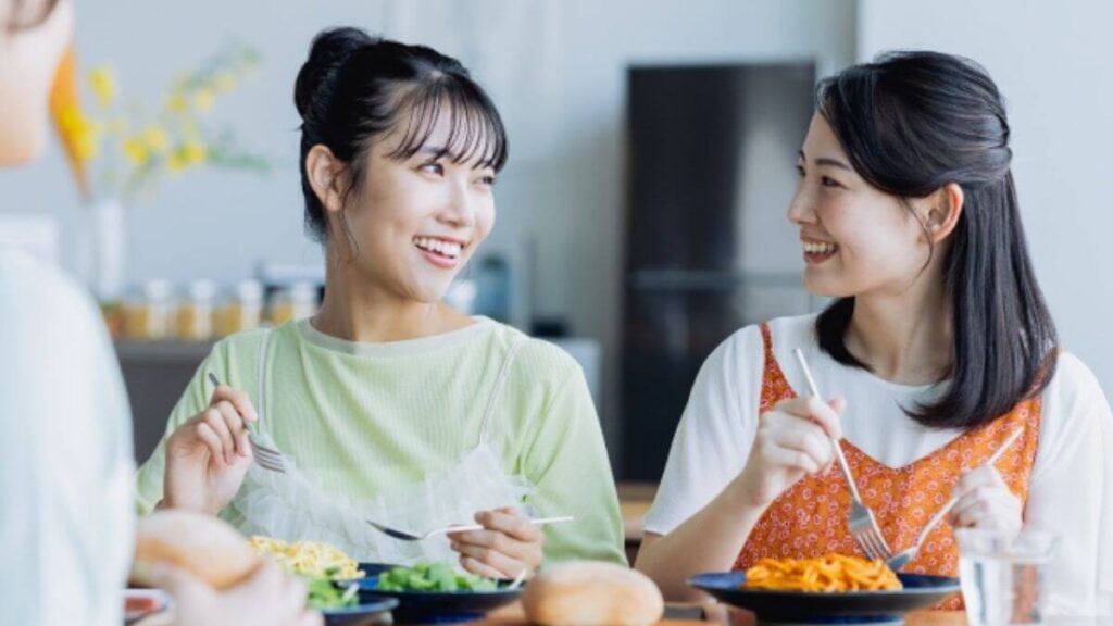 食事をしながら会話を楽しむ女性2人