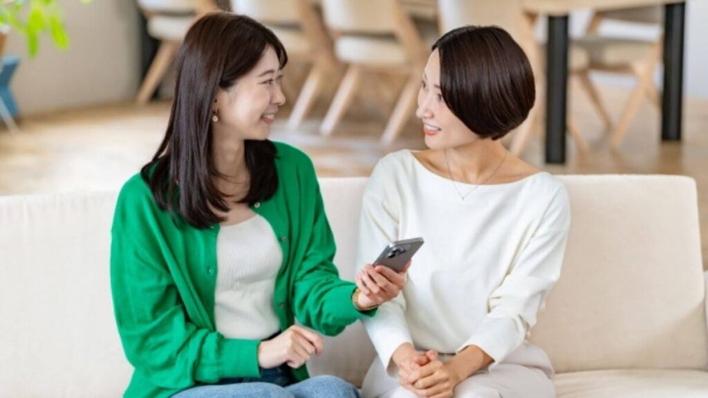 話をする女性と聞く女性